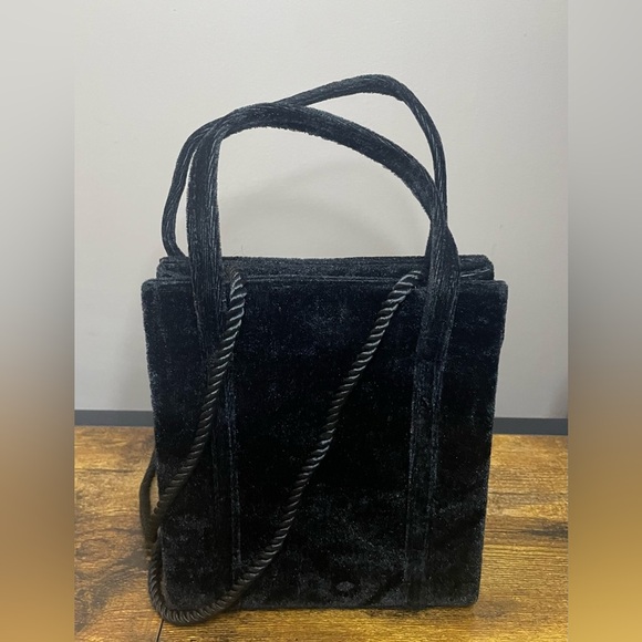Elegant Black Velvet Handbag with shoulder Strap - Picture 3 of 8